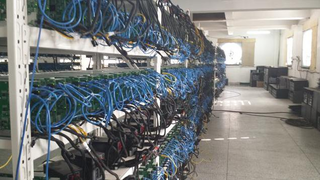 Illustration for article titled Cómo es por dentro una enorme mina de Bitcoins en la China rural